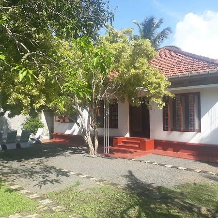 Circus Lagoon Hideaway Bed & Breakfast Dodanduwa ภายนอก รูปภาพ