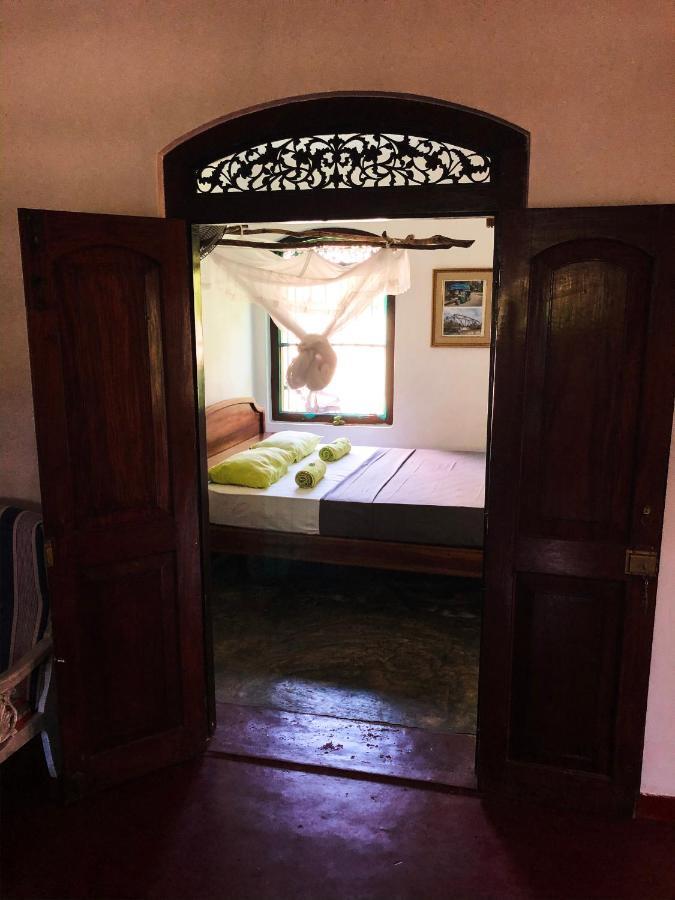 Circus Lagoon Hideaway Bed & Breakfast Dodanduwa ภายนอก รูปภาพ